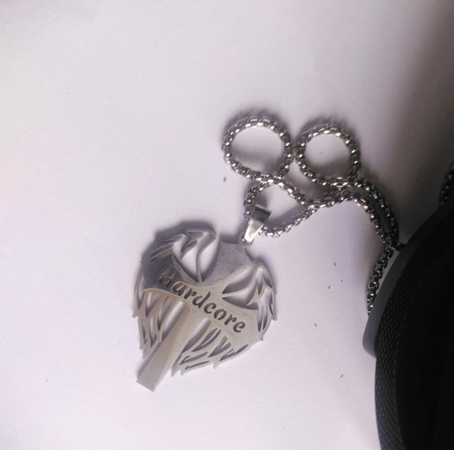 Collier croix religieuse Hardcore aux ailes 